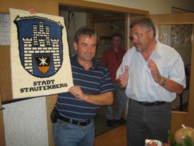 Bürgermeister Horst Münch überreicht Abteilungskommandant Uwe Schmeiser ein Gastgeschenk der Stadt Staufenberg